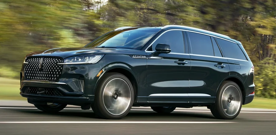 2025 Lincoln Aviator - Performance 2025 Aviator driving down the road