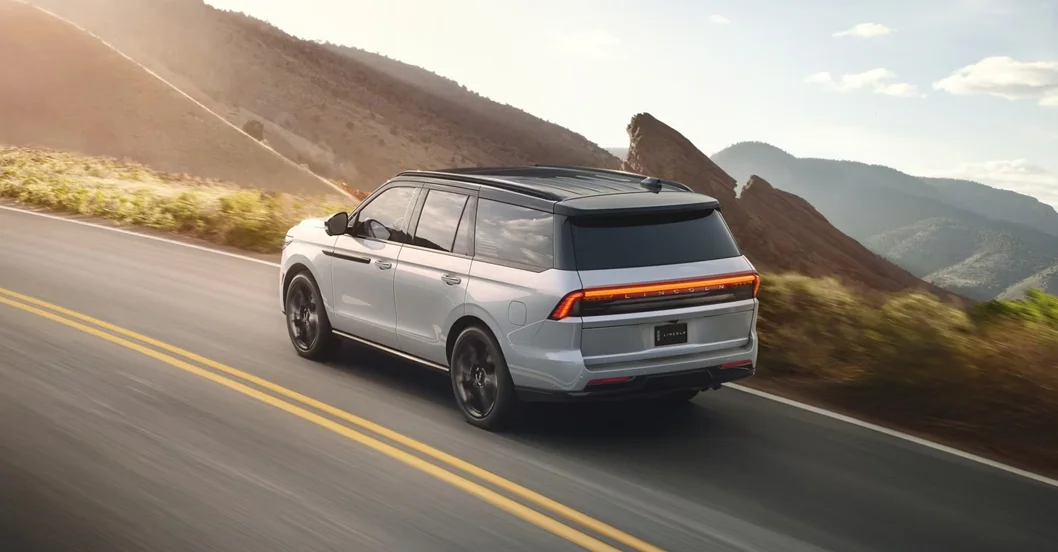 2025 Lincoln Navigator - Black Label 2025 Lincoln Navigator Black Label driving on a Road