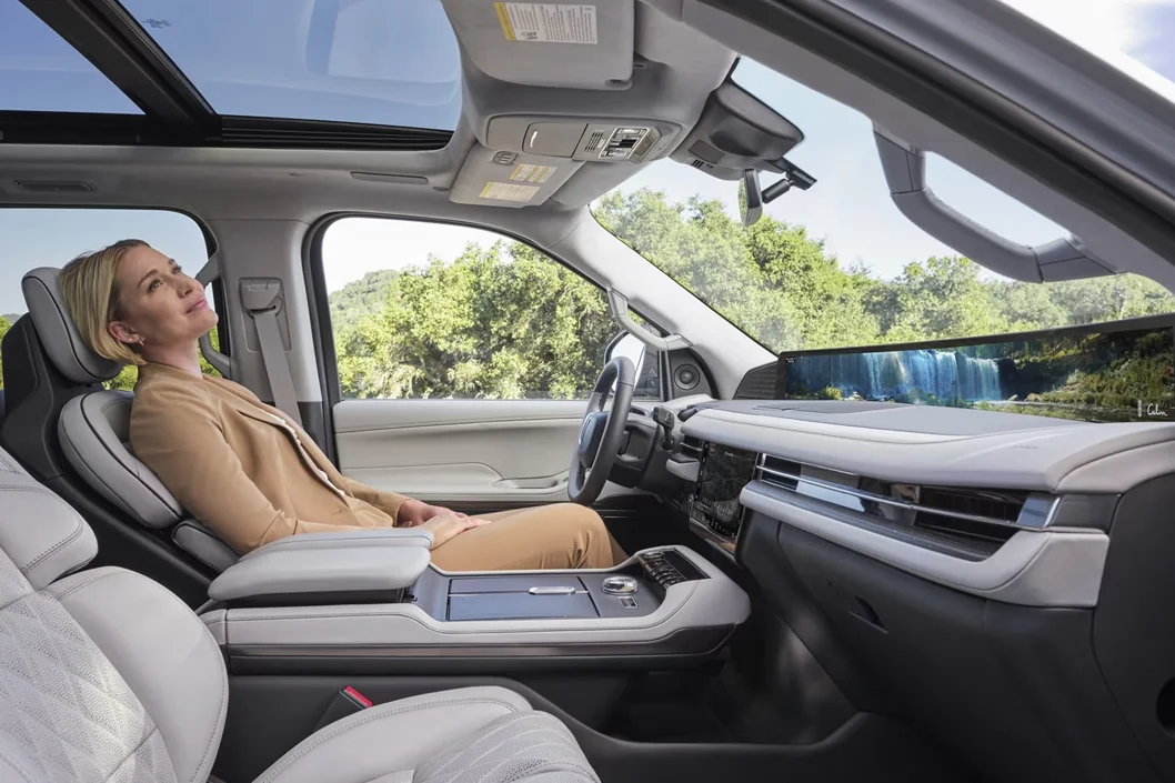 2025 Lincoln Navigator - Design 2025 Lincoln Navigator Front Seats and Display