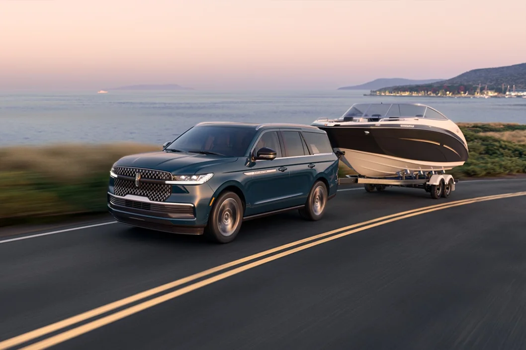 2025 Lincoln Navigator - Performance 2025 Lincoln Navigator Towing a Boat
